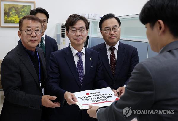 Rep. Cho Kyoung-tae, submits the special bill aimed at merging the northwestern city of Gimpo with the country's capital of Seoul, proposed by Cho and other lawmakers of the ruling People Power Party, on Nov. 16, 2023. (pool photo) (Yonhap)