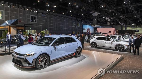 This photo provided by Hyundai Motor on Nov. 17, 2023, shows the company's Io<em></em>niq 5 N electric vehicles displayed at the 2023 Los Angeles Auto Show. (PHOTO NOT FOR SALE) (Yonhap)