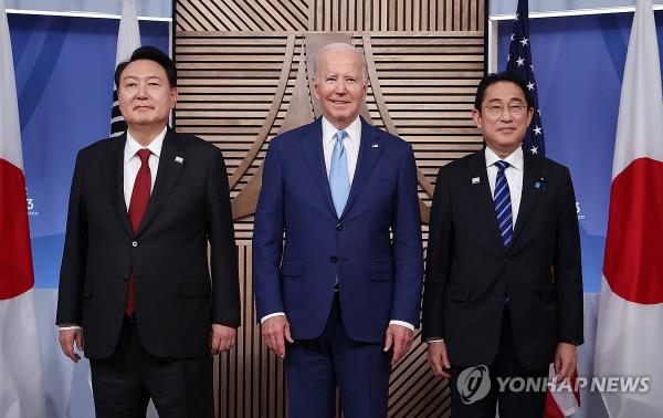 South Korean President Yoon Suk Yeol (L), U.S. President Joe Biden (C) and Japanese Prime Minister Fumio Kishida pose for a trilateral photo at the Moscone Center in San Francisco on Nov. 16, 2023. (Yonhap)