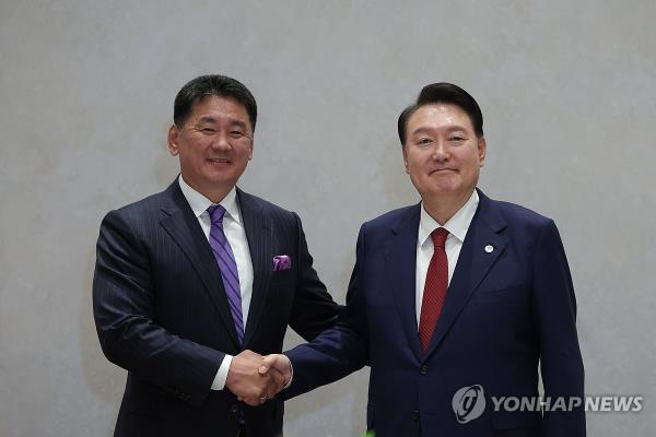 President Yoon Suk Yeol (R) shakes hands with Mo<em></em>ngolian President Khurelsukh Ukhnaa during their talks that took place on the sidelines of the U.N. General Assembly in New York on Sept. 22, 2023, in this pool photo provided by Yoon's office. (Yonhap) 