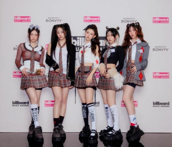K-pop group NewJeans is seen in this photo captured from the homepage of the Billboard Music Awards by Hybe. (PHOTO NOT FOR SALE) (Yonhap)