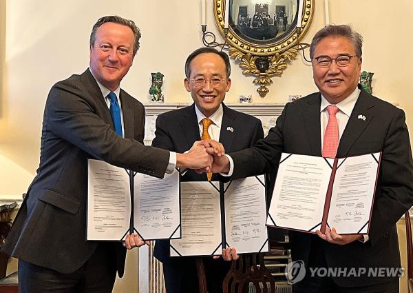 South Korean Finance Minister Choo Kyung-ho (C) poses for a photo with British Foreign Secretary David Cameron (L) and Foreign Minister Park Jin in Lo<em></em>ndon on Nov. 21, 2023. (Yonhap) 