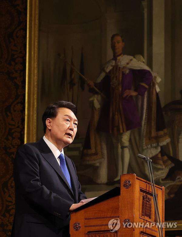 South Korean President Yoon Suk Yeol delivers an address to members of both Houses of Parliament and other guests at the Palace of Westminster in Lo<em></em>ndon on Nov. 21, 2023. (Yonhap)