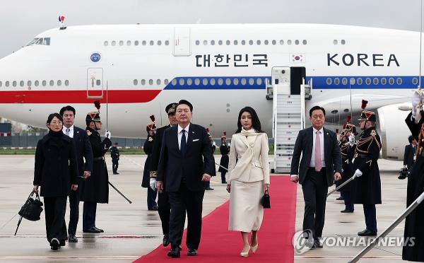 South Korean President Yoon Suk Yeol and first lady Kim Keon Hee arrive at Paris Orly Airport, near Paris, on Nov. 23, 2023. (Yonhap)