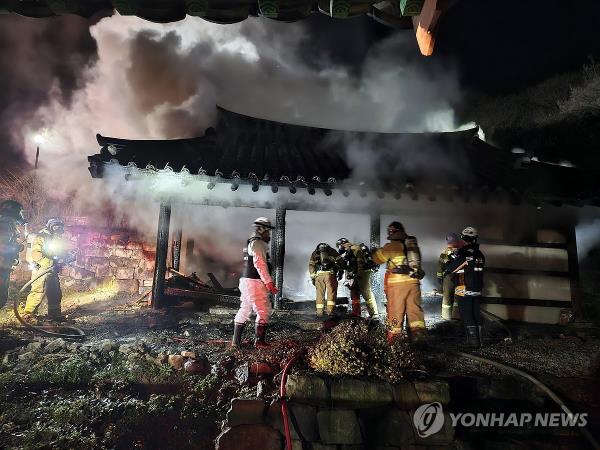 Firefighters extinguish a fire at a dormitory for Buddhist mo<em></em>nks inside Chiljang Temple in Anseong, south of Seoul, on Nov. 29, 2023, in this photo provided by the vernacular daily Gyeo<em></em>nggi Ilbo. The blaze, which erupted at 6:50 p.m. the same day, killed Ven. Jaseung, a former head of the Jogye Order, South Korea's largest Buddhist sect, according to a senior official at Bo<em></em>ngeun Temple in southern Seoul. (PHOTO NOT FOR SALE) (Yonhap)