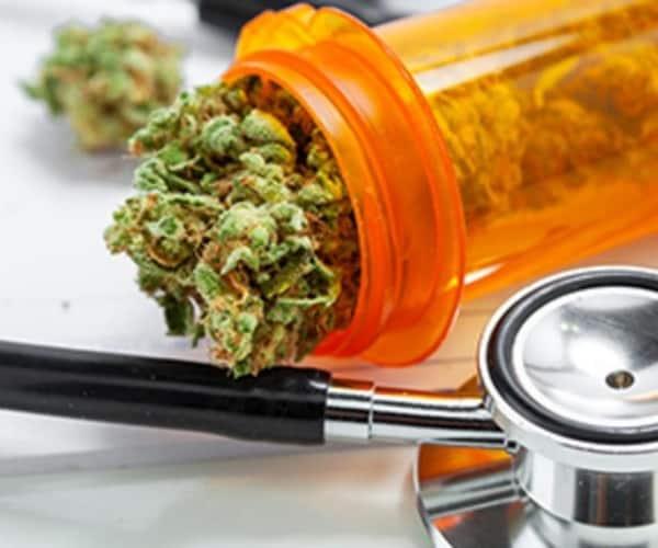 女性转向大麻缓解更年期症状