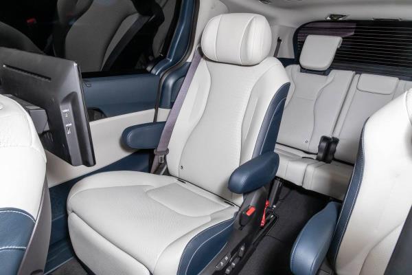2025 Kia Carnival HEV | Cars.com photo by Christian Lantry