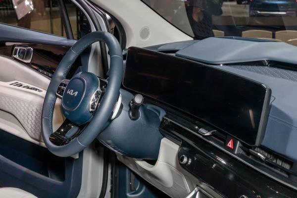 2025 Kia Carnival HEV | Cars.com photo by Christian Lantry