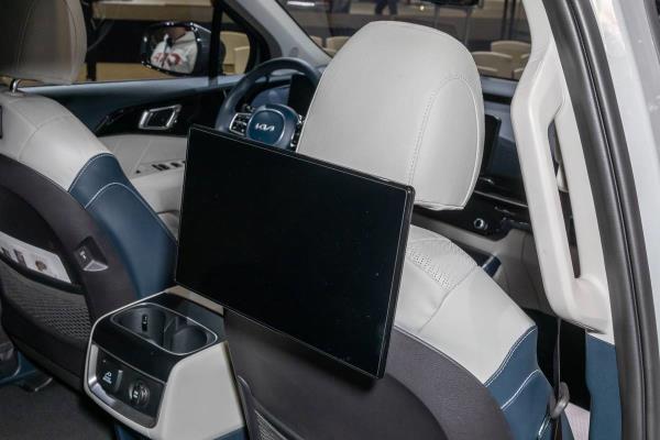 2025 Kia Carnival HEV | Cars.com photo by Christian Lantry