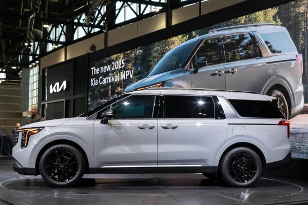 2025 Kia Carnival HEV | Cars.com photo by Christian Lantry