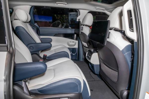 2025 Kia Carnival HEV | Cars.com photo by Christian Lantry