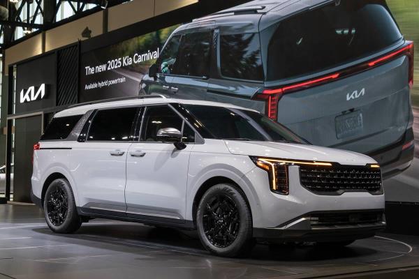 2025 Kia Carnival HEV | Cars.com photo by Christian Lantry