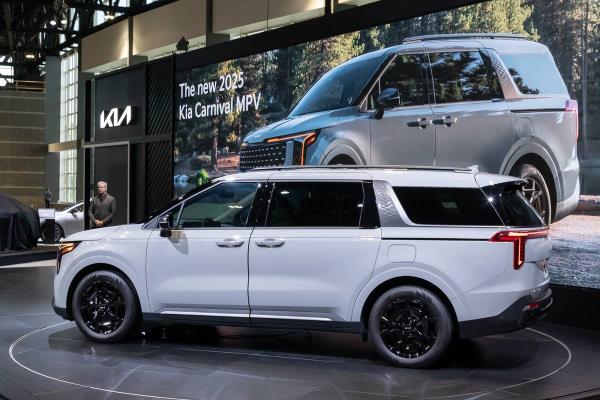 2025 Kia Carnival HEV | Cars.com photo by Christian Lantry