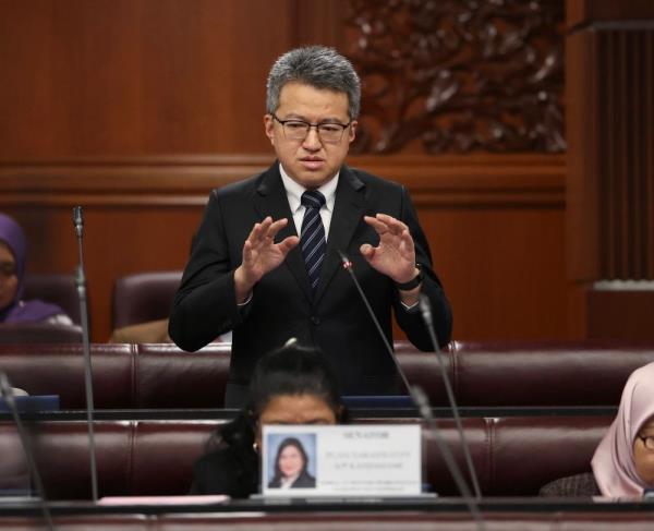 通产省表示，允许进口完全组装好的小引擎汽车将损害当地工业