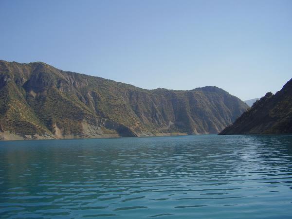 A scenic view of the Vakhsh River, located in north-central Tajikistan. The river is a tributary to the Amu Darya River and traverses the Pamirs, encountering mountainous terrain that often co<em></em>nfines its flow to narrow channels within deep gorges. (Embassy of Tajikistan in Seoul)