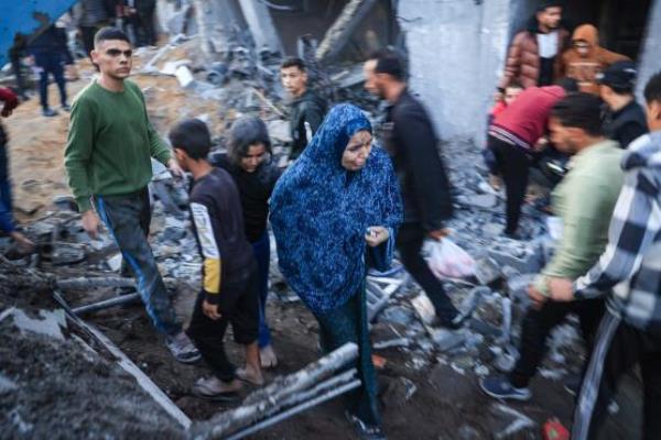 Palestinians check the damages after an Israeli strike in Rafah in the southern Gaza Strip on Sunday, amid a co<em></em>ntinued offensive on the enclave. (AFP-Yonhap)