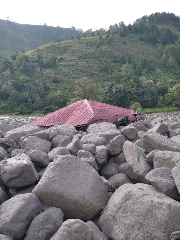 印尼多巴湖附近发生山洪，造成1人死亡，11人失踪