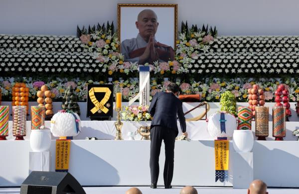 Prime Minister Han Duck-soo participates in the funeral for late Ven. Jaseung held in Jogye Temple in central Seoul on Dec. 3, 2023. (Yonhap)