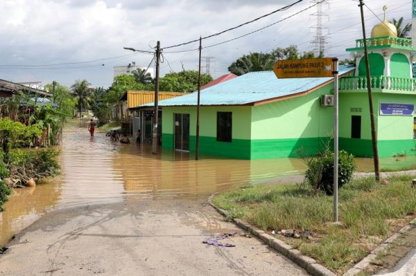 Number of flood evacuees rises in Kelantan, drops in Johor as of this morning