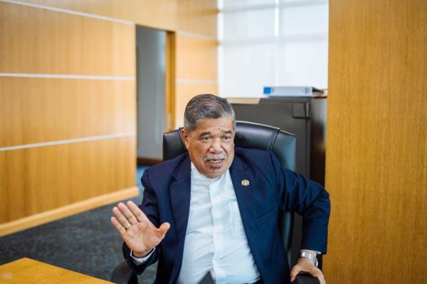 阿曼纳的玛特萨布(Mat Sabu)申请加入巫统，并获得国阵部长的批准