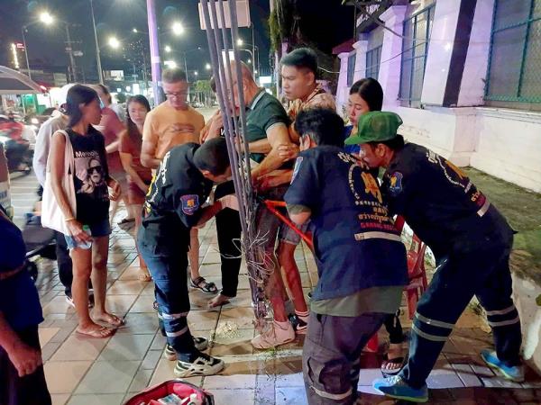 外国人在芭堤雅跌倒，手被钢丝绳刺穿