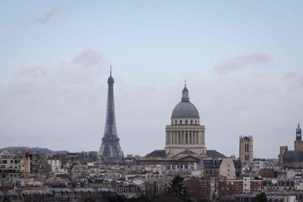 S&P keeps French debt rating at AA with negative outlook
