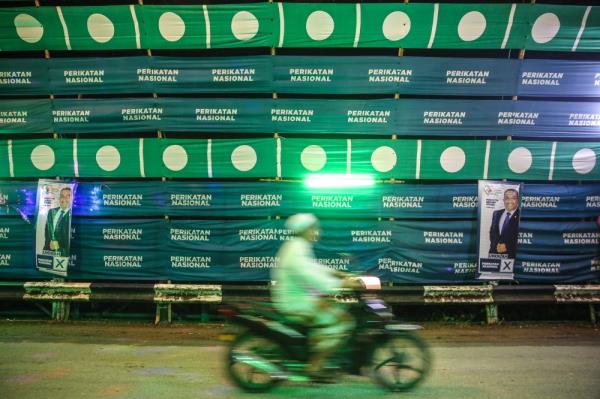 Mohamad said the SG4, with the Islamist party PAS dominating their state governments, are focusing too much on Islamic worship rather than Islamic values — such as good governance and cleanliness. — Picture by Yusof Mat Isa