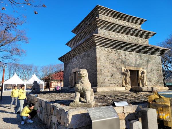 Cultural Heritage Administration officials look for signs of earthquake damage to a historical site in Gyeo<em></em>ngju on Thursday. (Yonhap)