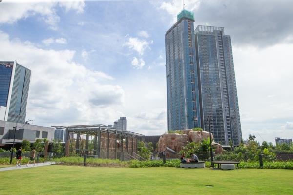 The 10-acre rooftop TRX City Park features a playground, ‘play cave’, and an inspiratio<em></em>nal garden, among others. — Picture by Raymond Manuel