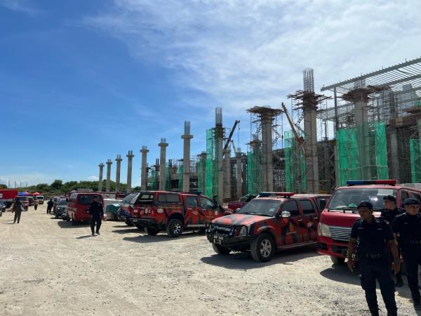 Fire and Rescue Department staff on site in Bayan Lepas to lend a hand in the search for four yet to be accounted for Bangladeshi workers believed to be trapped underneath to<em></em>nnes of co<em></em>ncrete rubble November 29, 2023 — Picture by Opalyn Mok