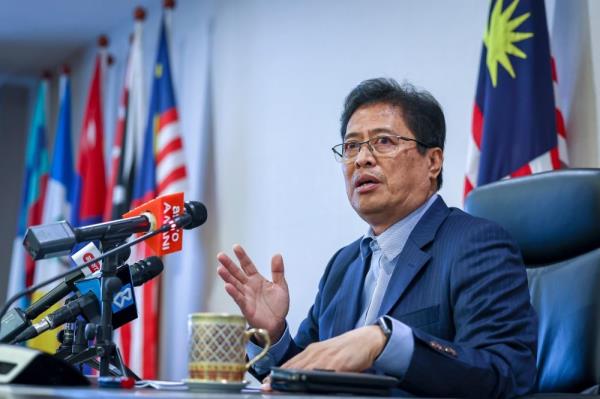 Azam Baki:反贪会准备在法庭上为冻结一个巴勒斯坦人的账户辩护