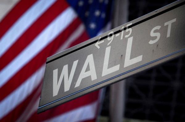 Wall Street ends lower amid Cyber Mo<em></em>nday madness